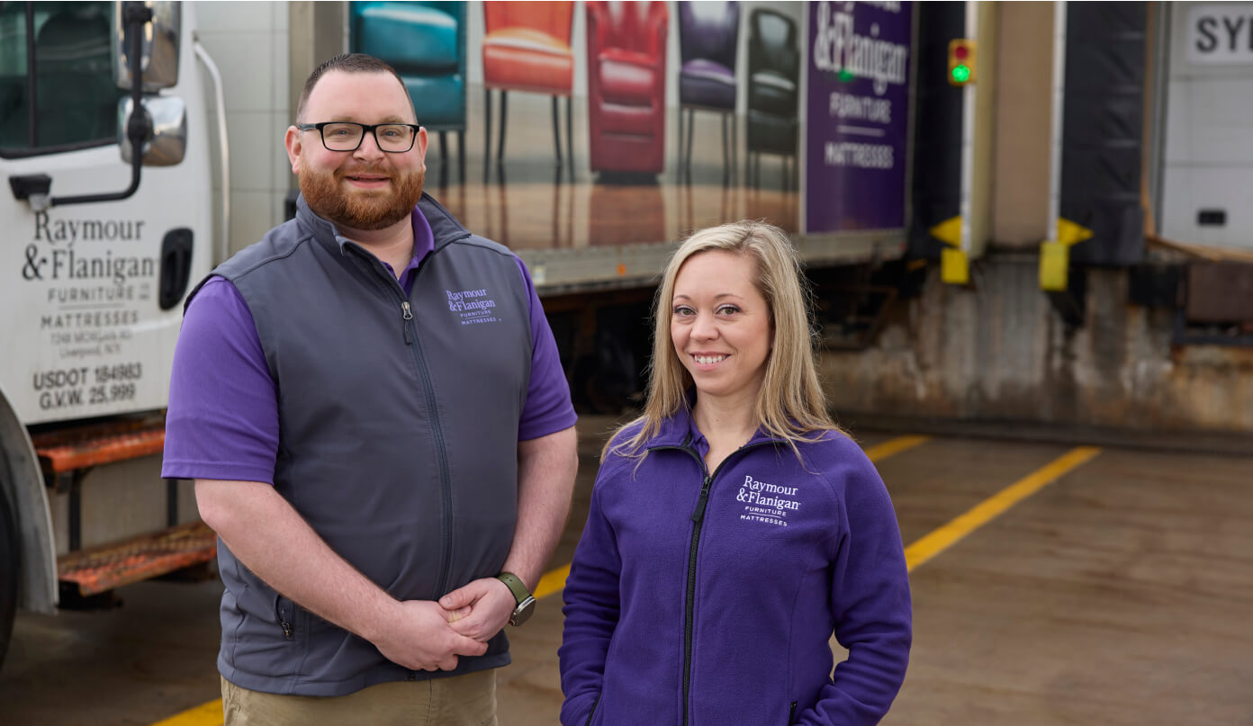 Image with two people from delivery team